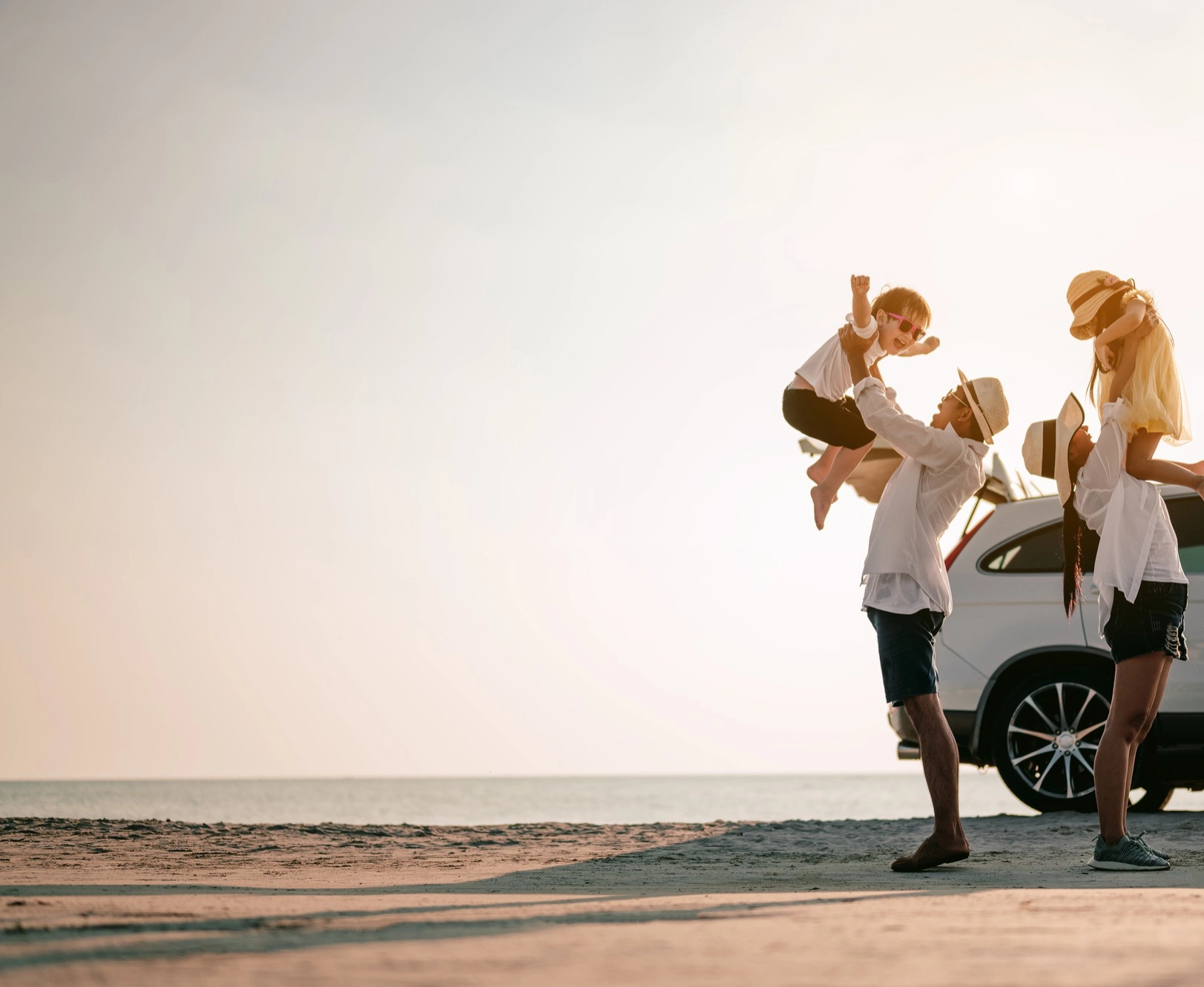 Famille en sécurité avec leur véhicule après un contrôle technique fiable chez Minerva Contrôle Technique dans les Hauts-de-France, Nouvelle-Aquitaine, Normandie ou Île-de-France)